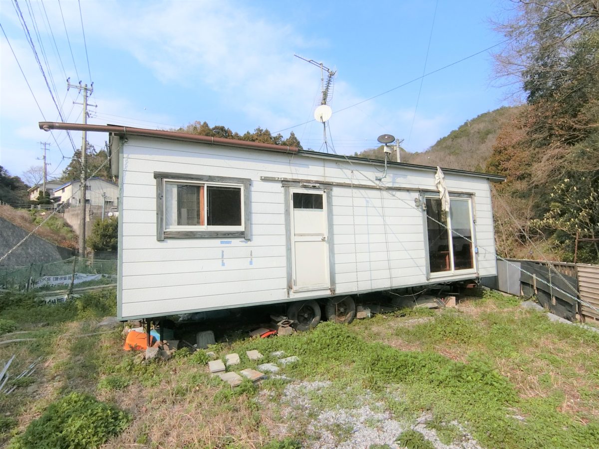 売土地(トレーラーハウス付) 宇和島市 三浦東新 200万 135.54㎡(41.00坪) 売買